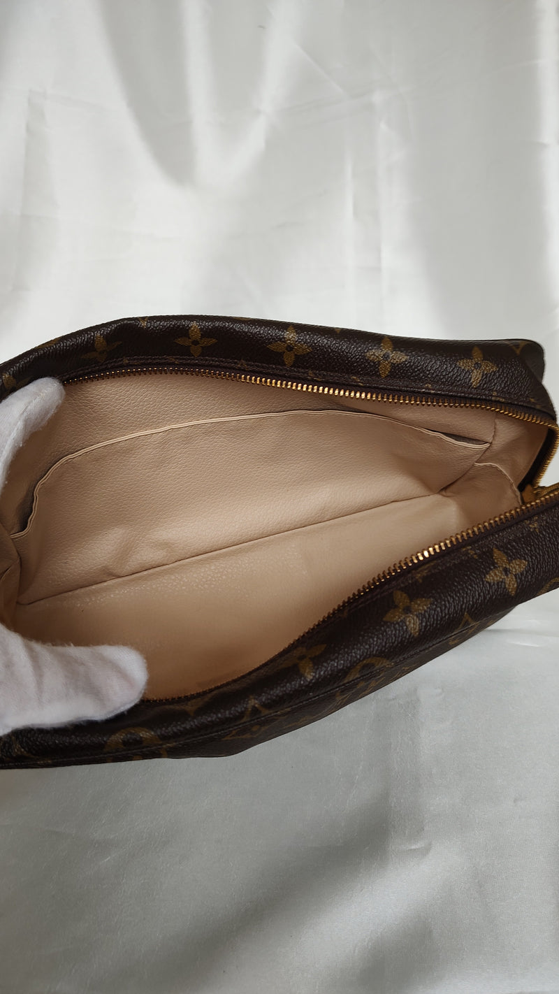 Louis Vuitton Trousse 28 in monogram canvas