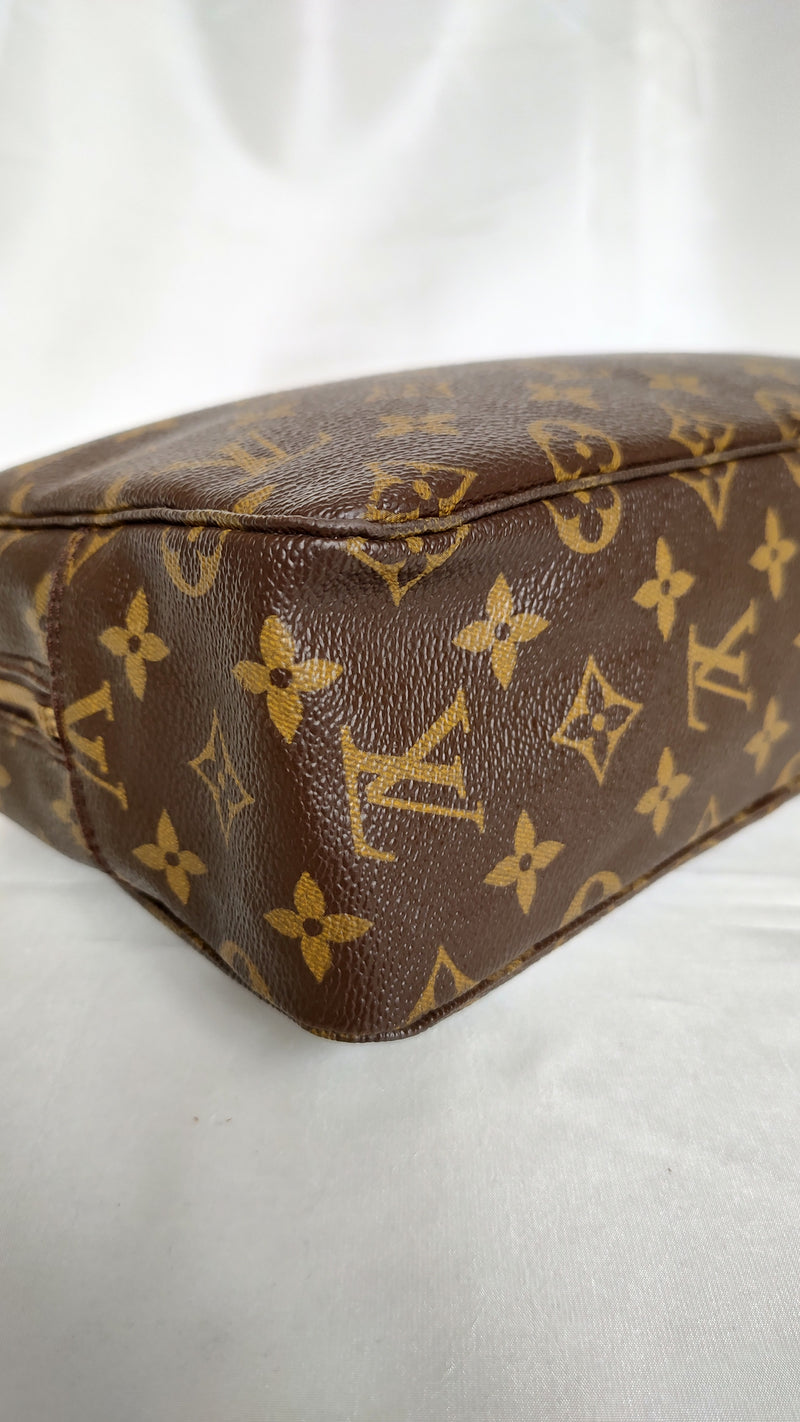 Louis Vuitton Trousse 28 in monogram canvas