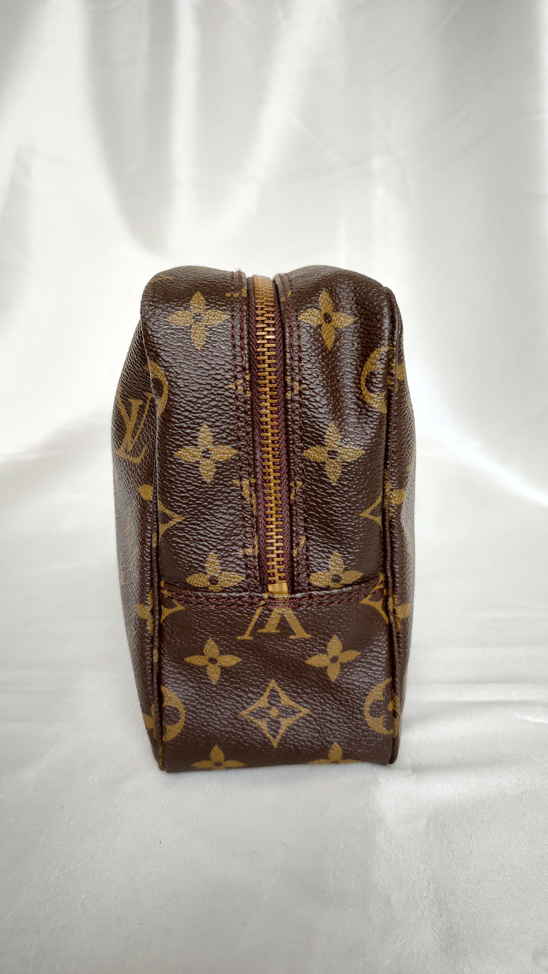 Louis Vuitton Trousse 28 in monogram canvas